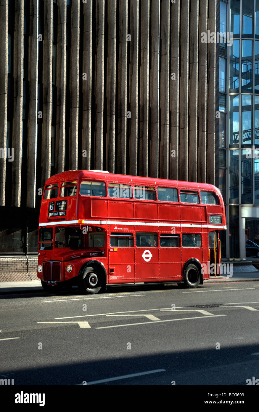Roter Bus Nr. 15 London ohne Werberblick auf die 3/4 Stockfoto
