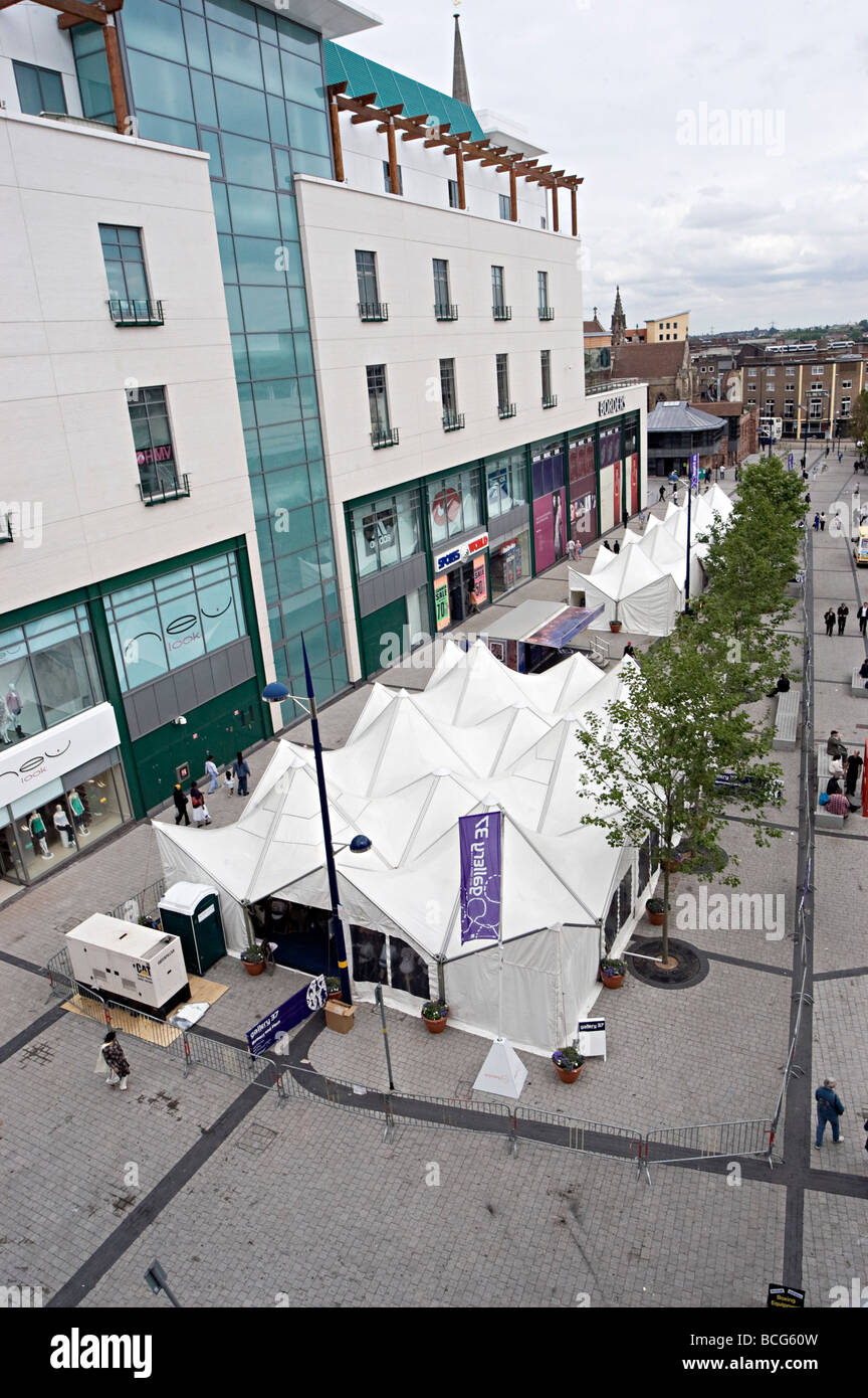 Galerie 37 Zelte der nationalen Jugend-Kunst unter Leinwand neben Birmingham Bullring in 2004 Stockfoto