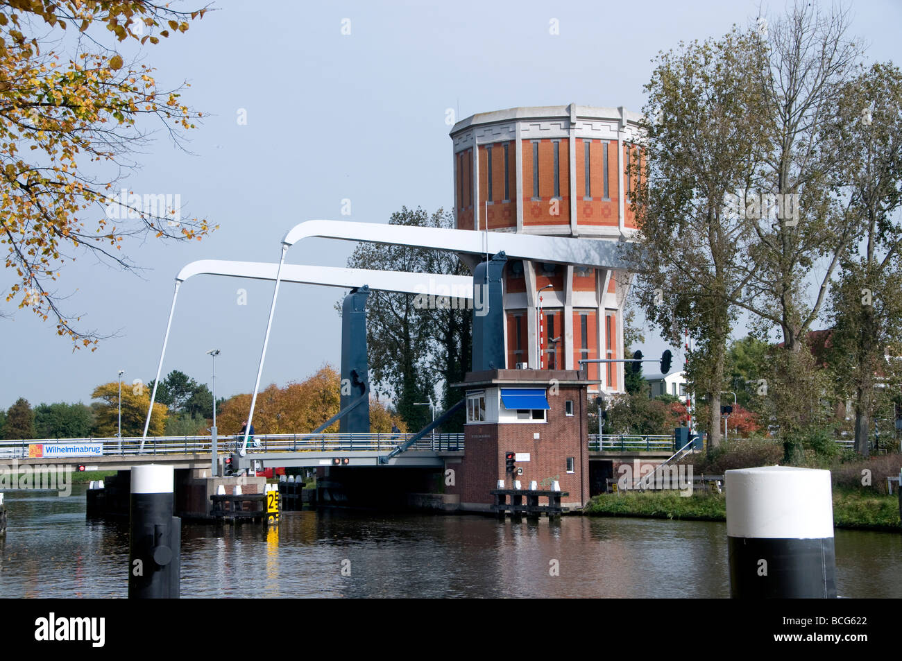 Leiden Niederlande Wasserturm Brücke Kanal Stadt Stockfoto