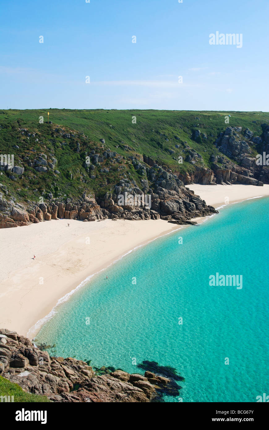 die tropische Küste mit Blick auf Porthcurno in Cornwall, Großbritannien Stockfoto