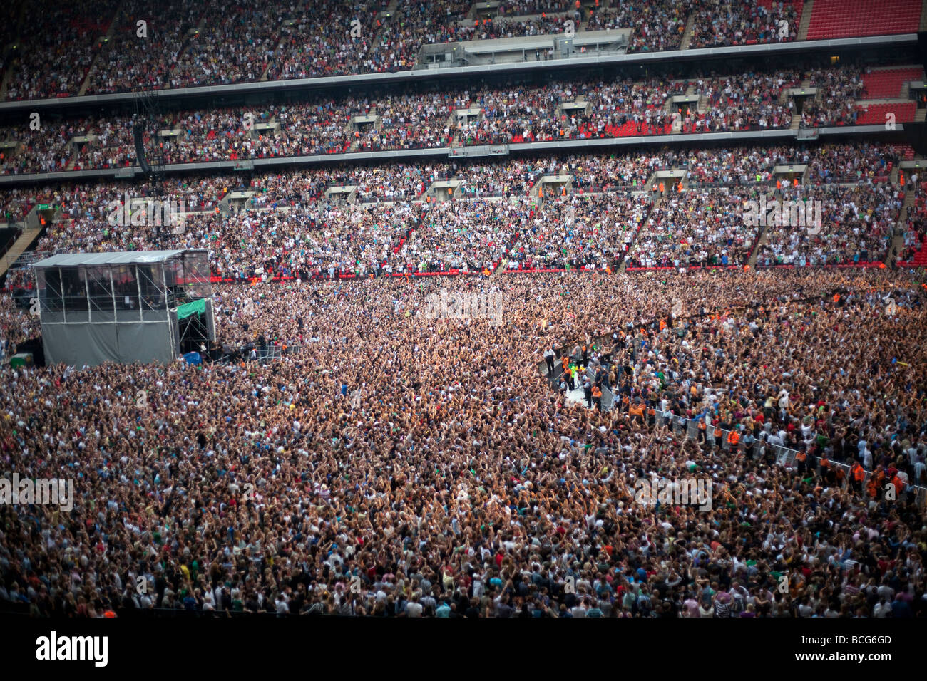 Des Publikums während ein Oasis-Konzert im Wembley-Stadion. Stockfoto