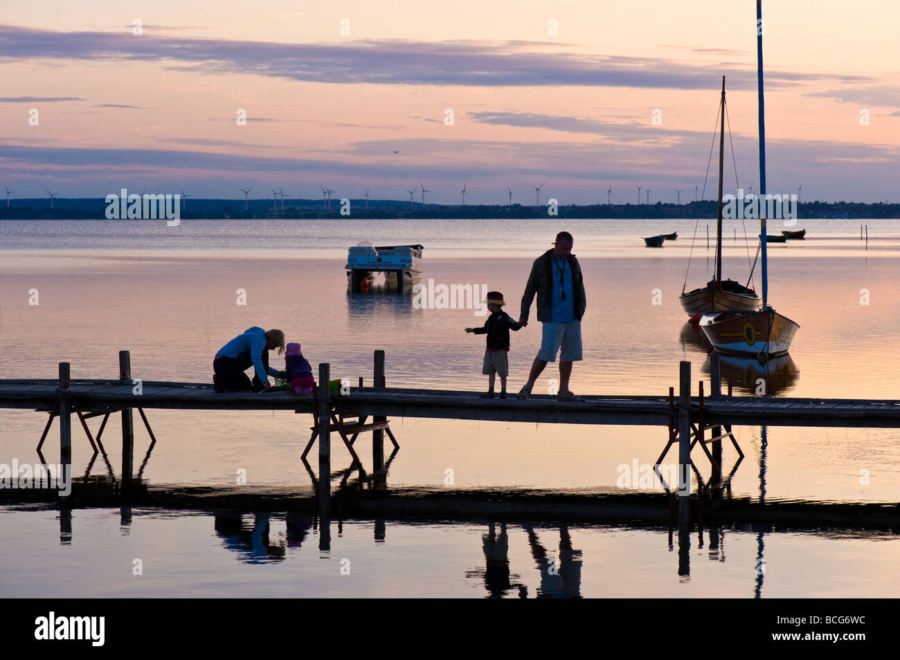 Holzsteg mit Blick auf die Danziger Bucht am frühen Abend Hel Halbinsel Ostsee Polen Stockfoto