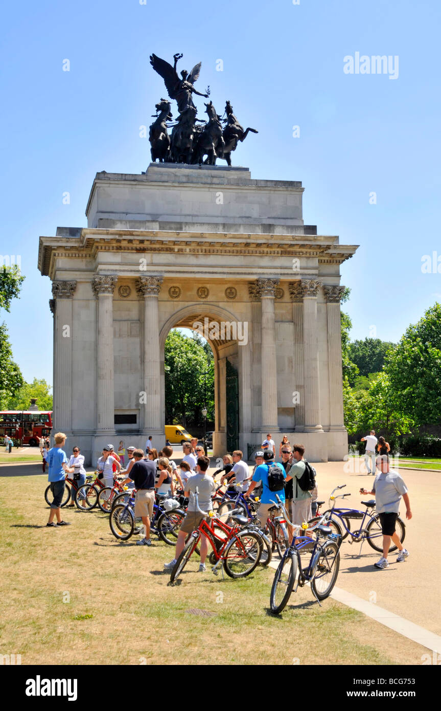 Hyde Park Corner London Wellington Arch Gruppe von Radfahrern auf geführten Stadtrundfahrt mit guide Stockfoto
