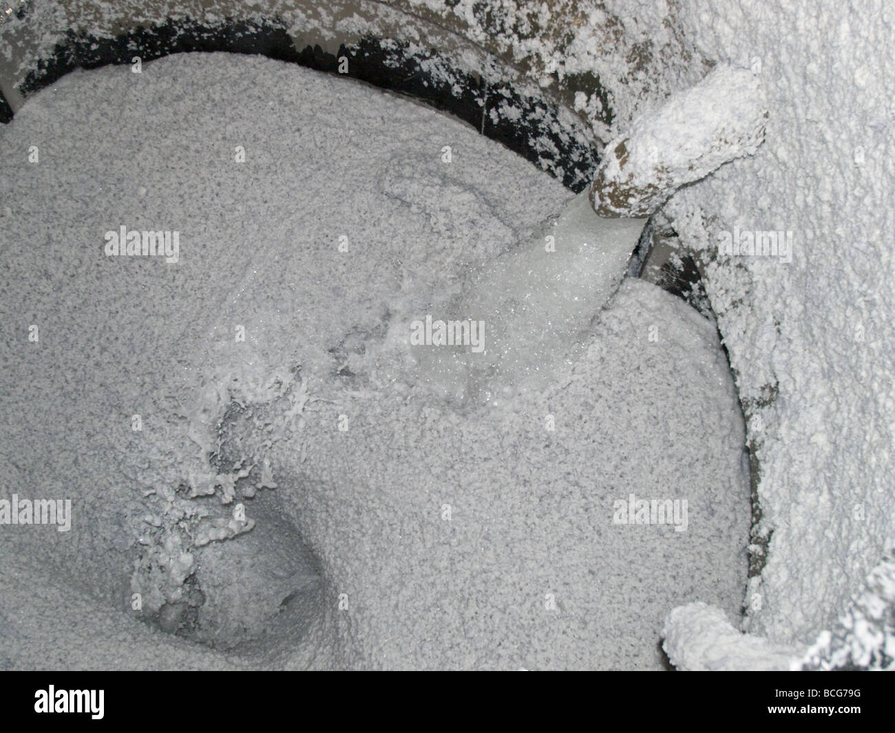 In der Papierfabrik Altpapier zerkleinert und viel Wasser ergänzt, damit die Fasern gepumpt werden können, um die Fabrik Stockfoto