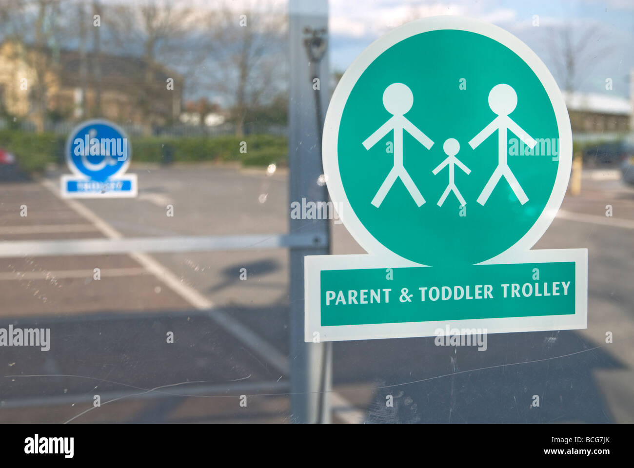 UK-Einrichtungen für übergeordnete & Kleinkind und behinderte Kunden IN MORRISONS Supermarkt Parkplatz, CAMDEN, LONDON Foto © Julio Etchart Stockfoto