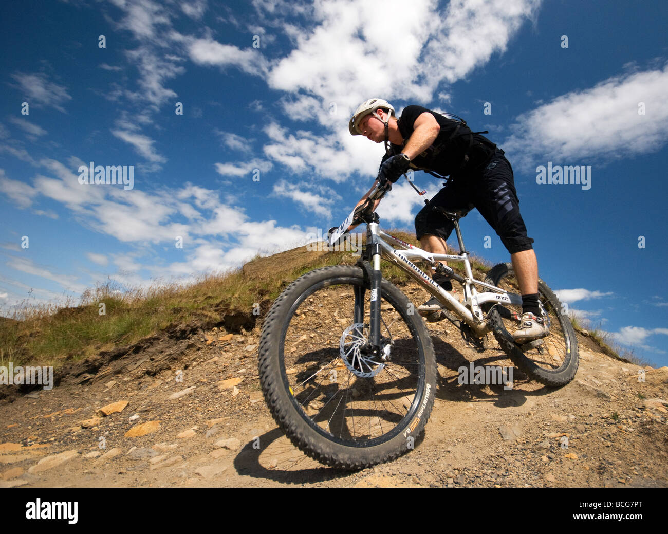 Mountain-Bike-Fahrer im Wettbewerb mit dem Singletrackworld.co.uk XC (Cross Country) Rennen in Lee Quarry, Bacup, Lancashire am 07.05.09 Stockfoto