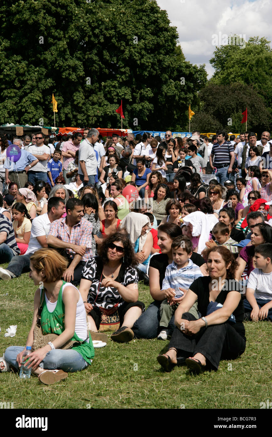 Clissold Park in Hackney, London, UK: türkische und kurdische Menschen genießen den Tag Mer Festival 2009 Stockfoto