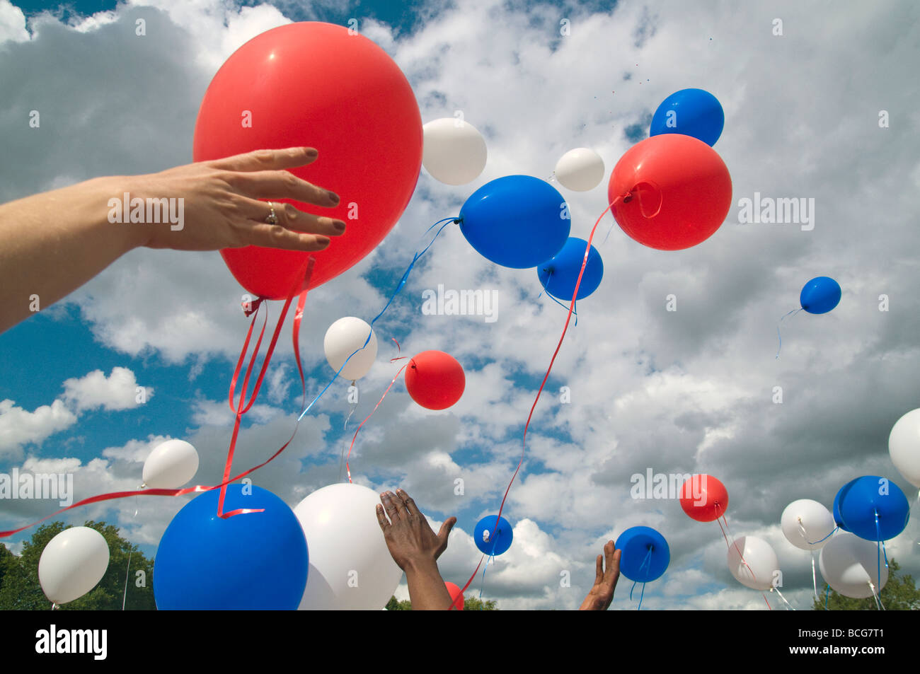 Frankreich. Trikolore Ballons am Bastille Day Festival, Paris.Photo © Julio Etchart Stockfoto