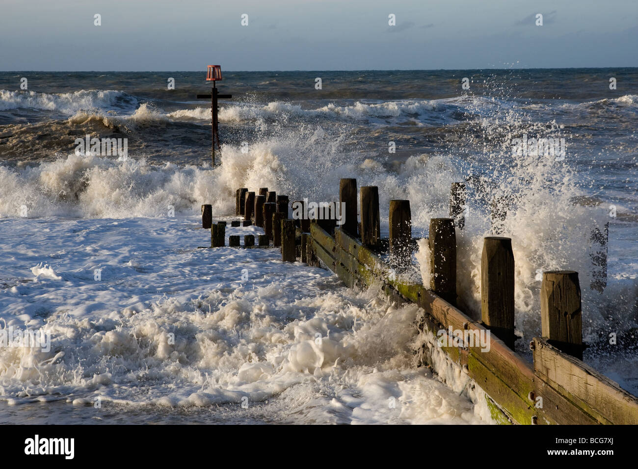 Schaum auf Flut, North Norfolk Stockfoto