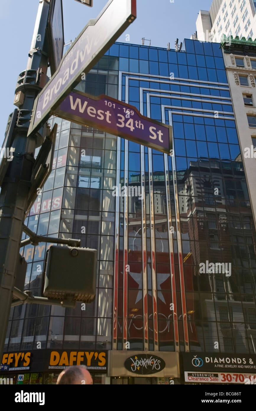 Macy ist spiegelt sich in den Schaufenstern der Daffy auf 34th Street, New York, USA Stockfoto