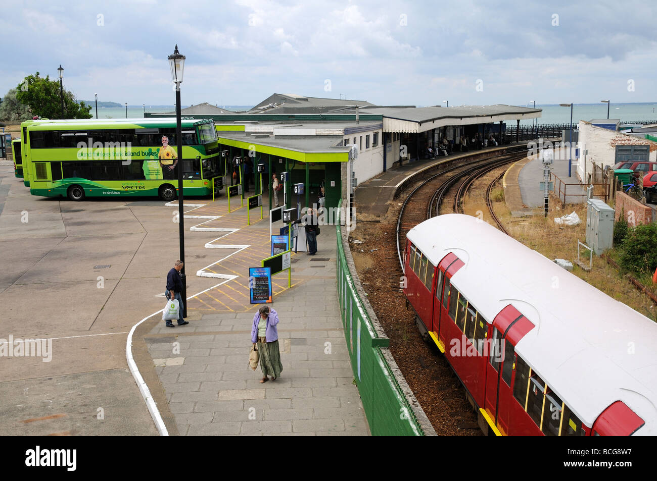 Ryde Esplanade Busbahnhof und elektrische Passagierzug nähert sich station Isle Of Wight, England UK Stockfoto