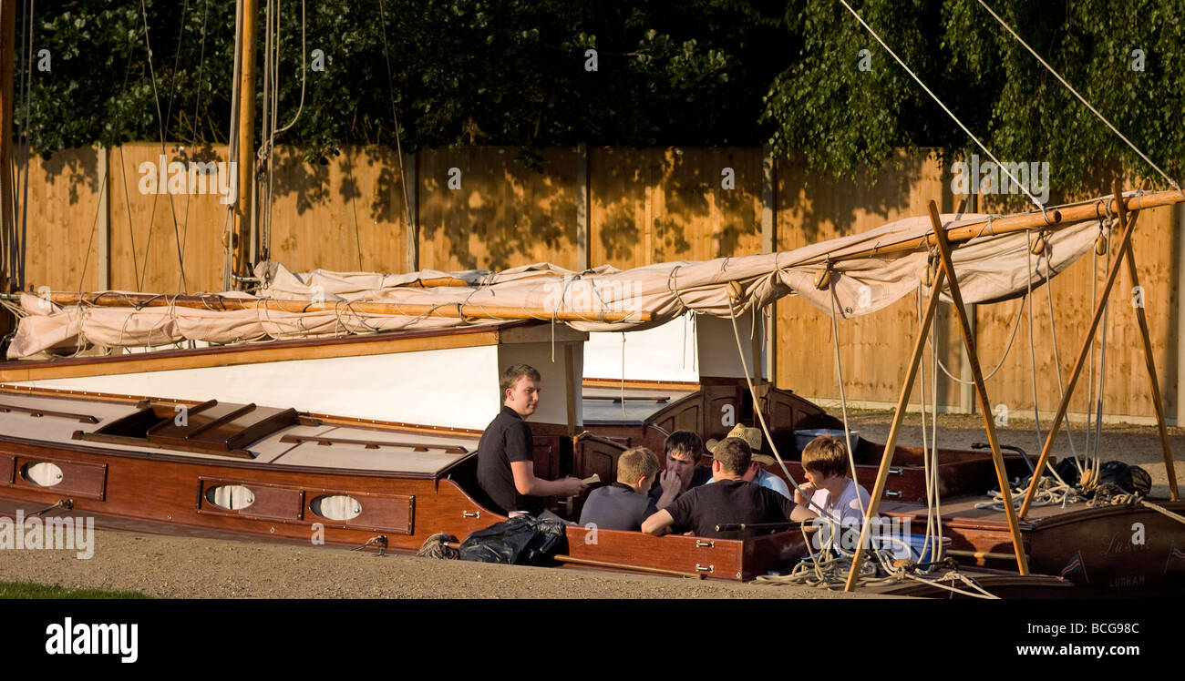 Gruppe von jungen an Bord von traditionellen Norfolk Broads Segeln Kreuzer Stockfoto