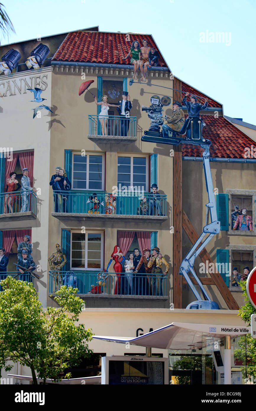 Trompe l Oeil mit berühmten Schauspielern auf der Wand eines Gebäudes im Bereich des alten Hafen von Cannes Stockfoto