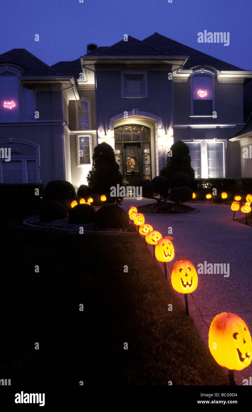 Wohnhaus an Halloween mit Koryphäen, Vintage 2002 Stockfoto