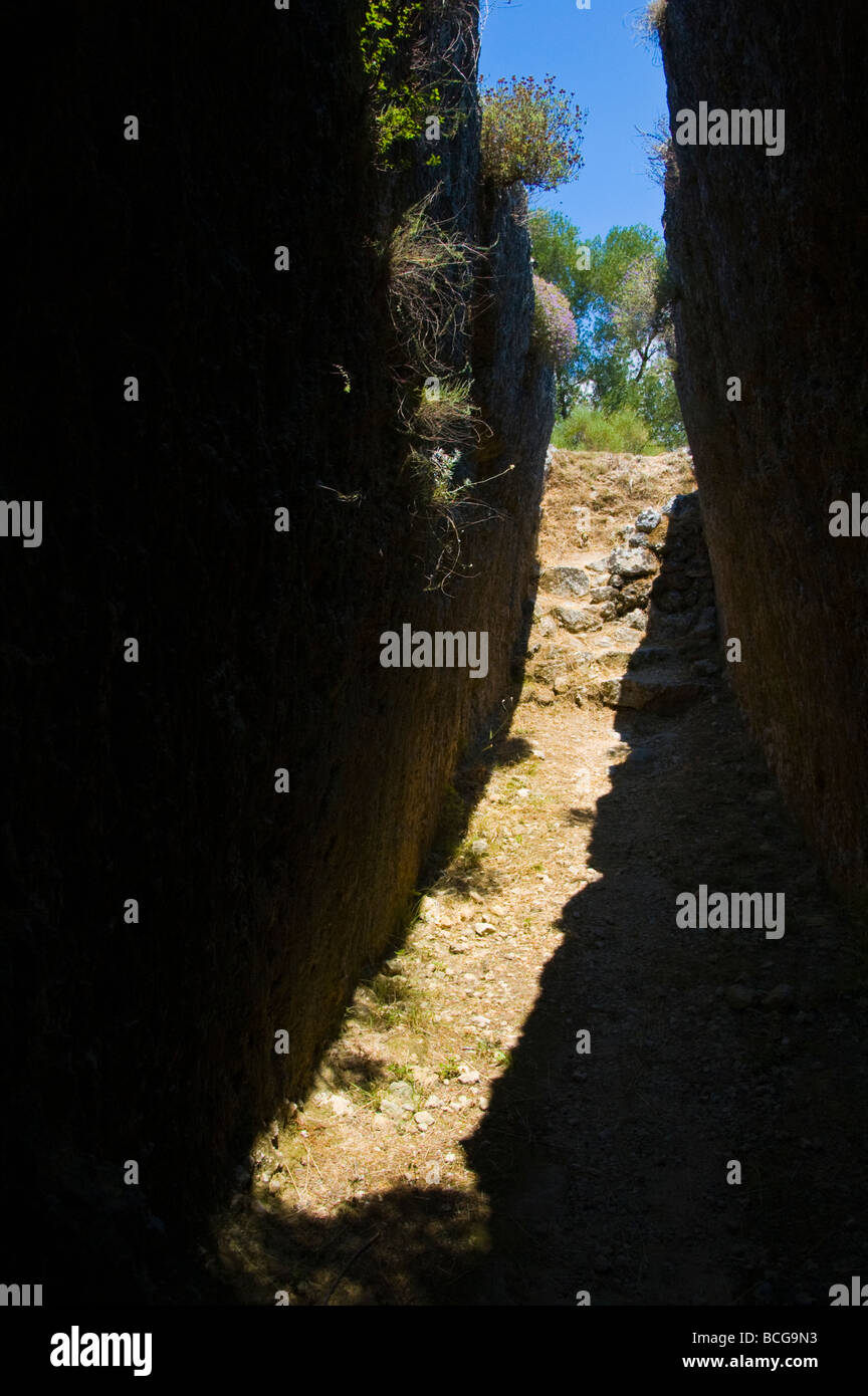 Eingang zum Grab in mykenischen Friedhof geschnitzt aus Fels in 1500BC bei Mazarakata auf der griechischen Insel Kefalonia Griechenland GR Stockfoto