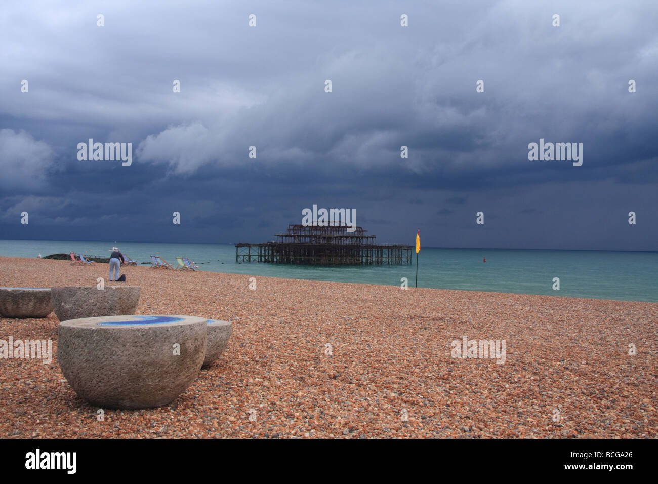 Sturmwolken über West Pier in Brighton, England Stockfoto