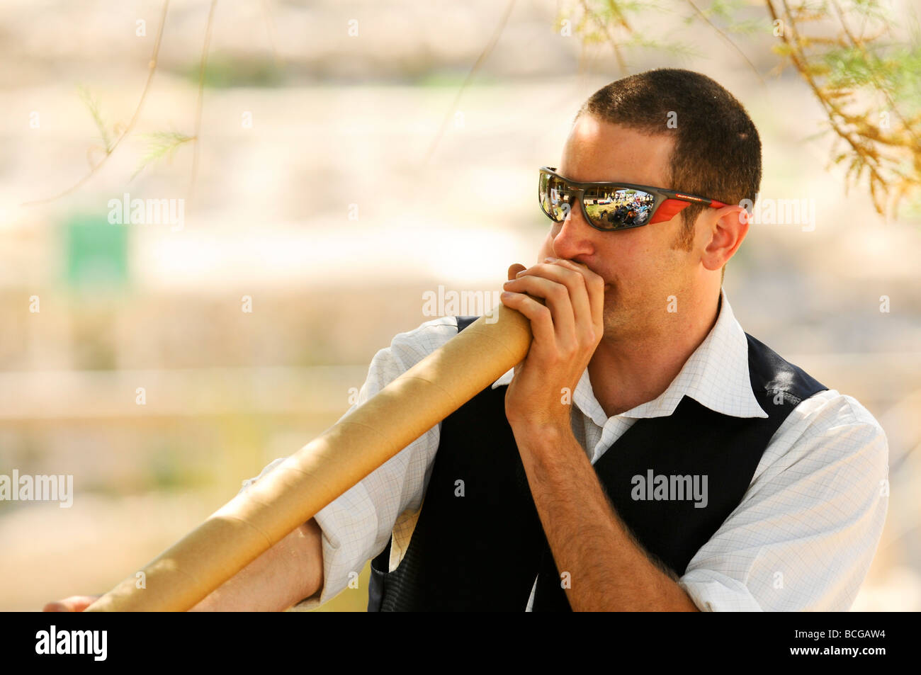 Israel Caesarea ein Mann Einblasen in ein Didjeridu Aboriginal Musikinstrument Stockfoto