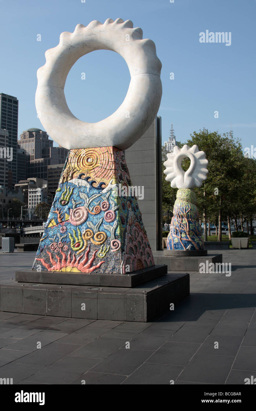 Skulptur von Simon Rigg außerhalb der Crown Casino am Ufer des Yarra in Melbourne Victoria Australien Stockfoto
