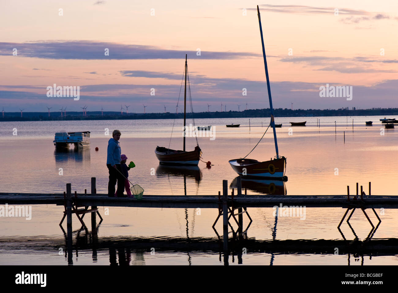 Holzsteg mit Blick auf die Danziger Bucht am frühen Abend Hel Halbinsel Ostsee Polen Stockfoto