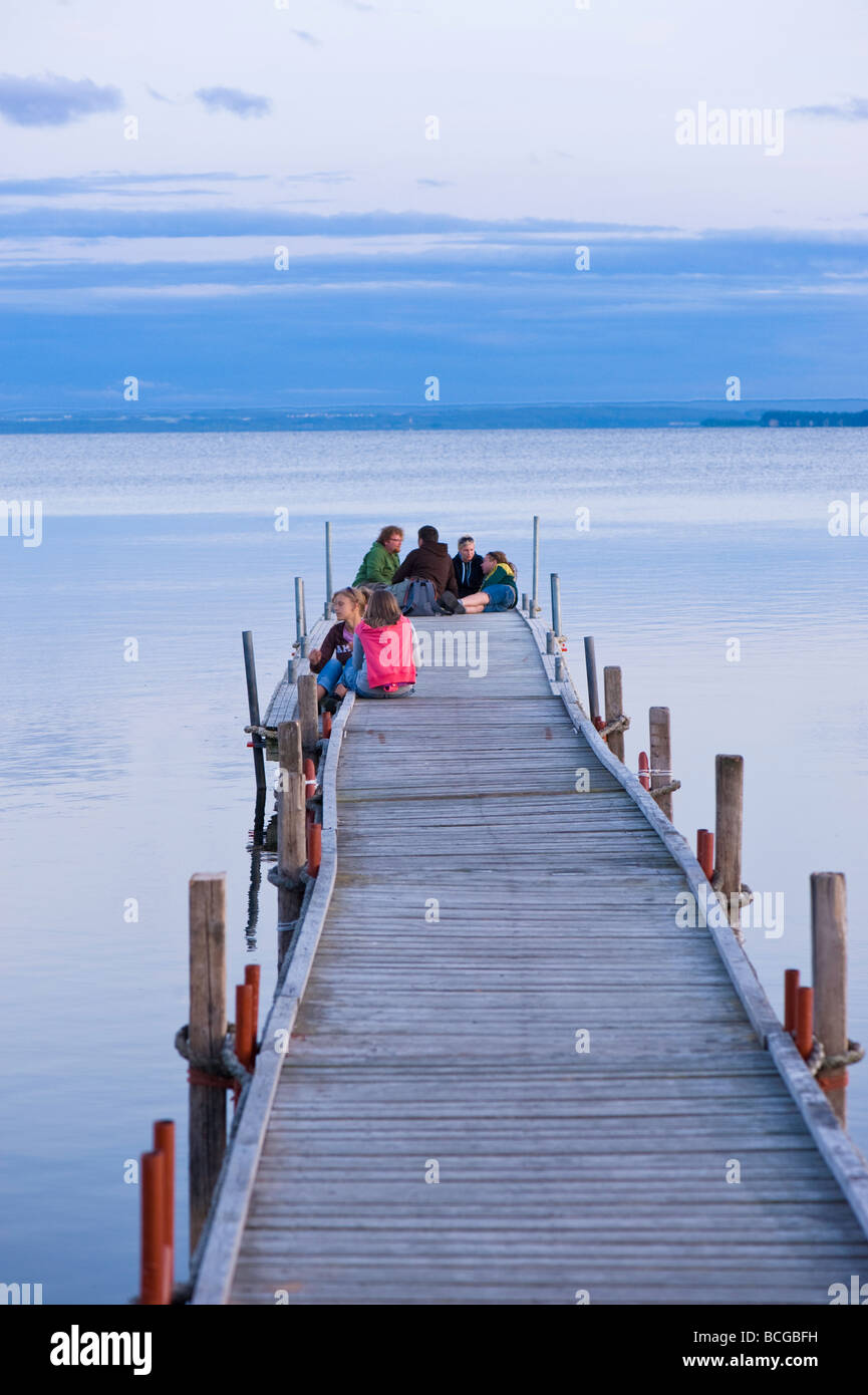 Holzsteg mit Blick auf die Danziger Bucht am frühen Abend Hel Halbinsel Ostsee Polen Stockfoto