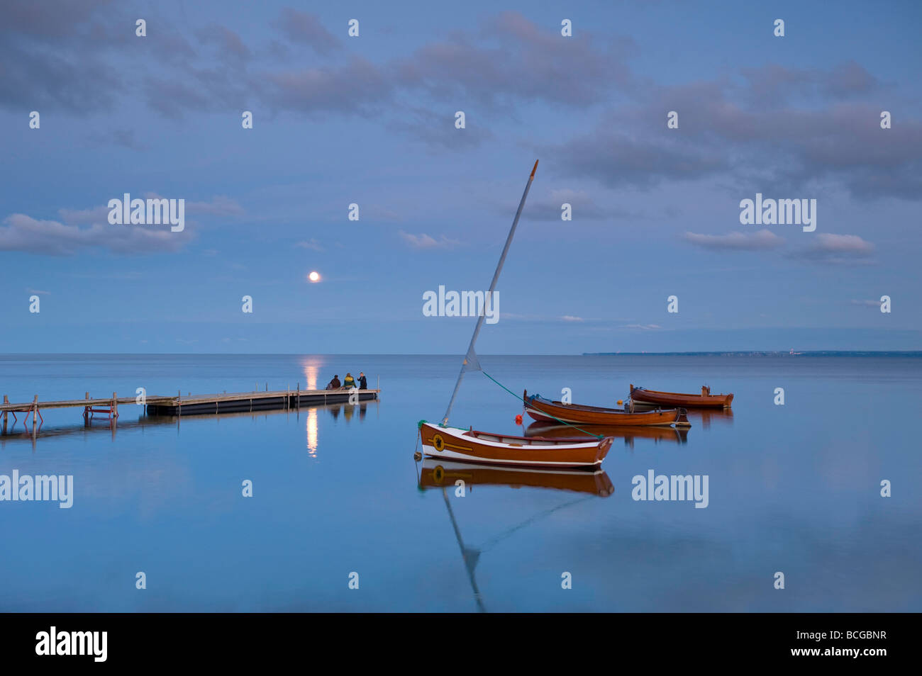 Boote von Holzsteg im Mondlicht Hel Halbinsel Ostsee Polen Stockfoto