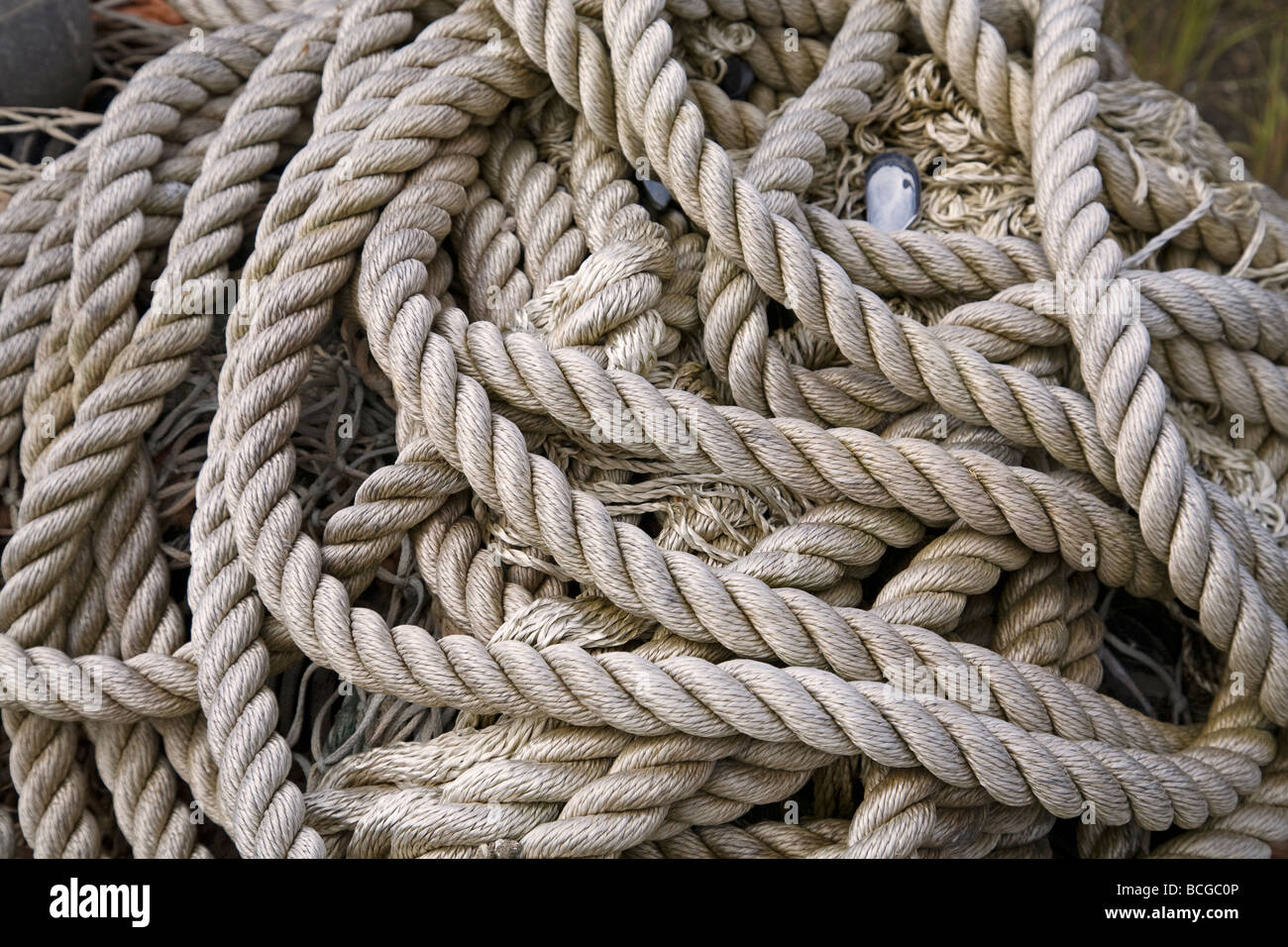 Ein Haufen Nylonseil oder Linie verwendet, um die Schiffe zu ihren Liegeplatz oder Dock zu binden. Stockfoto