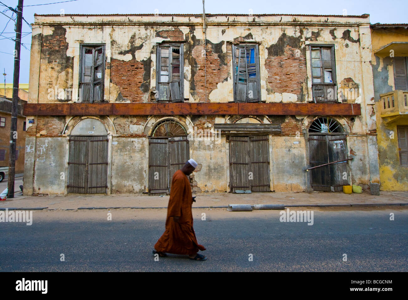 Muslimischen Mann und einem kolonialen Gebäude in St-Louis in Senegal Westafrika Stockfoto