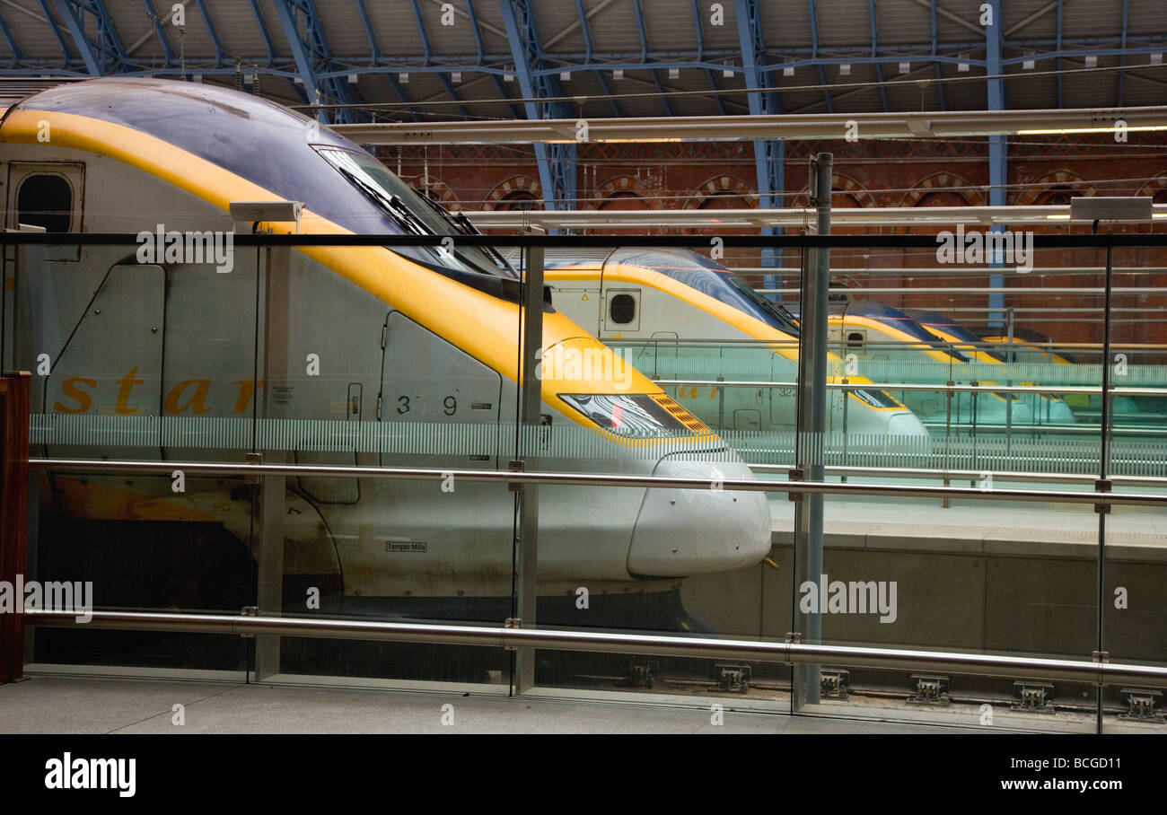 Eurostar-Züge fahren am Bahnhof St Pancras in London an, um den Ärmelkanal nach Frankreich und Belgien zu fahren Stockfoto