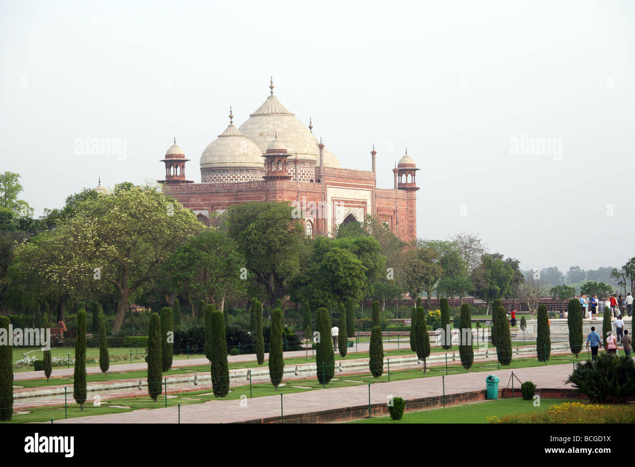 Die Moschee an der Seite des Taj Mahal Agra It wird durch das Gästehaus auf der gegenüberliegenden Seite gespiegelt. Stockfoto
