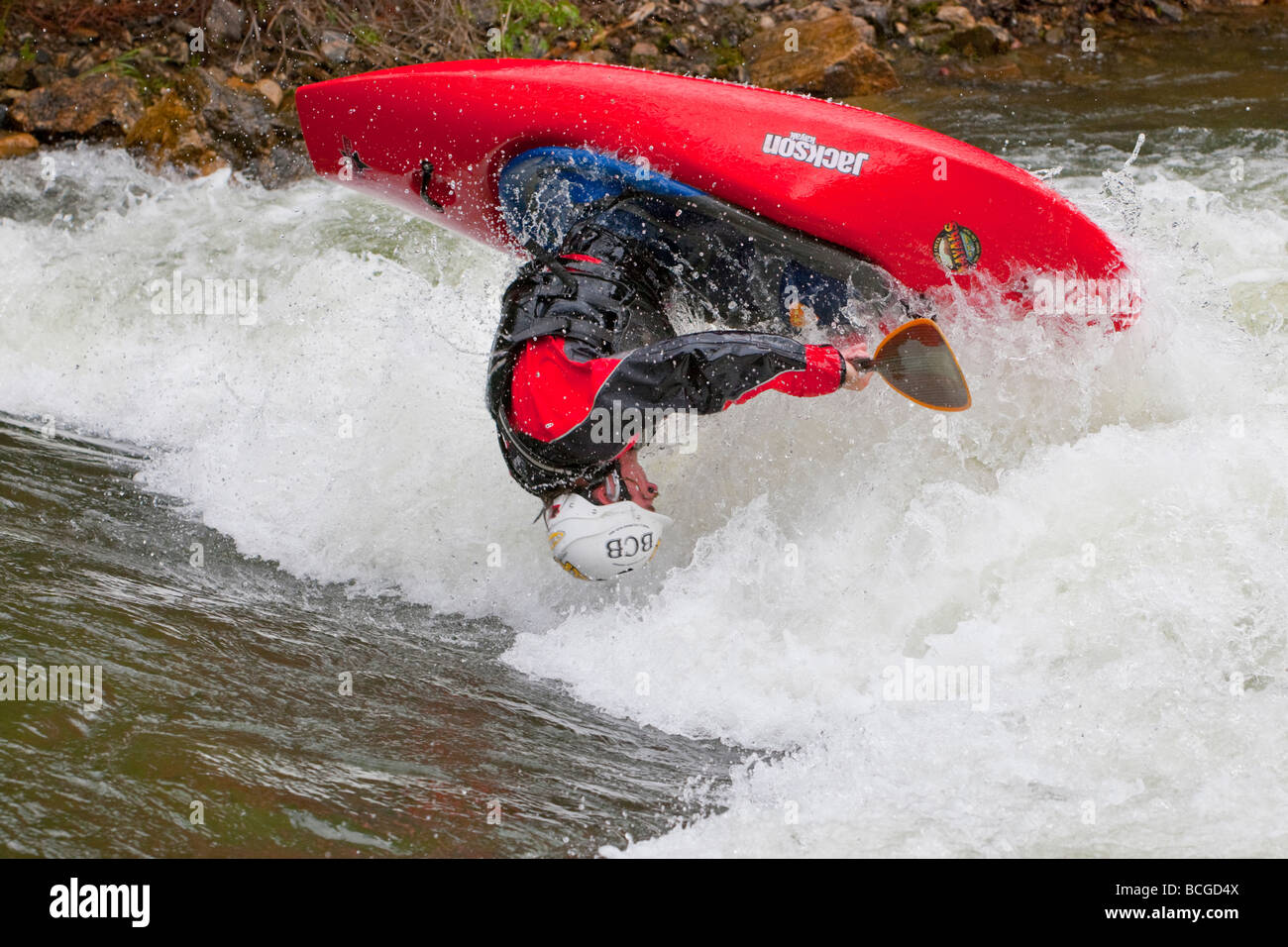 Kajakfahrer in spielen Boot Kajaks Clear Creek über Dumont Colorado Rapids bearbeitend Stockfoto