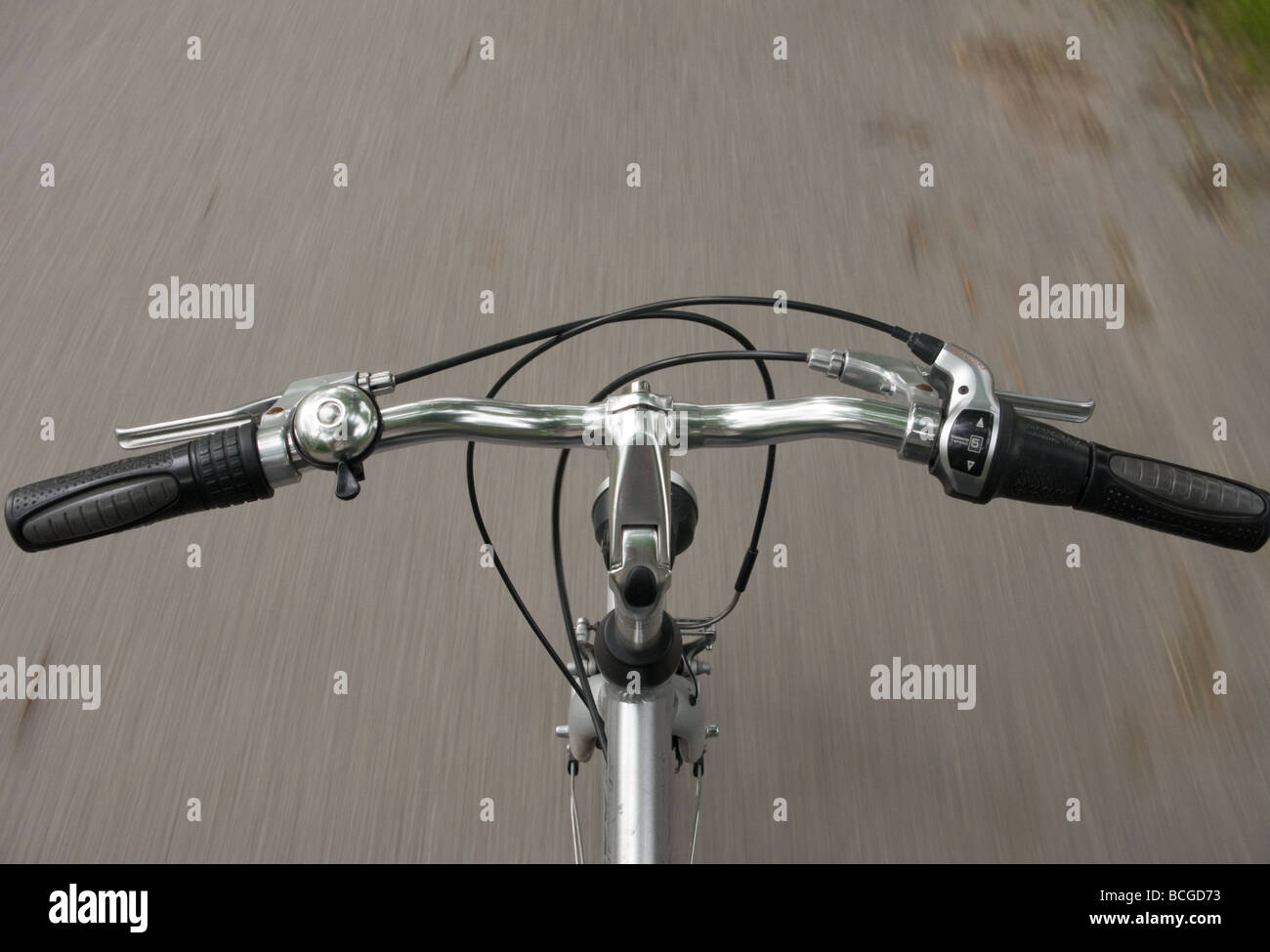 Ein Fahrrad ohne Hände am Lenker Stockfotografie - Alamy