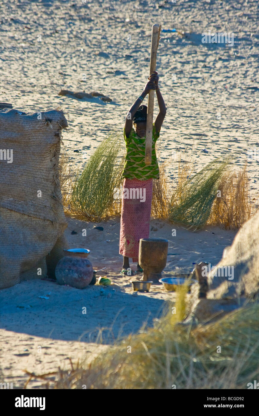 Malische Mädchen zerkleinern Korn in Timbuktu Mali Stockfoto