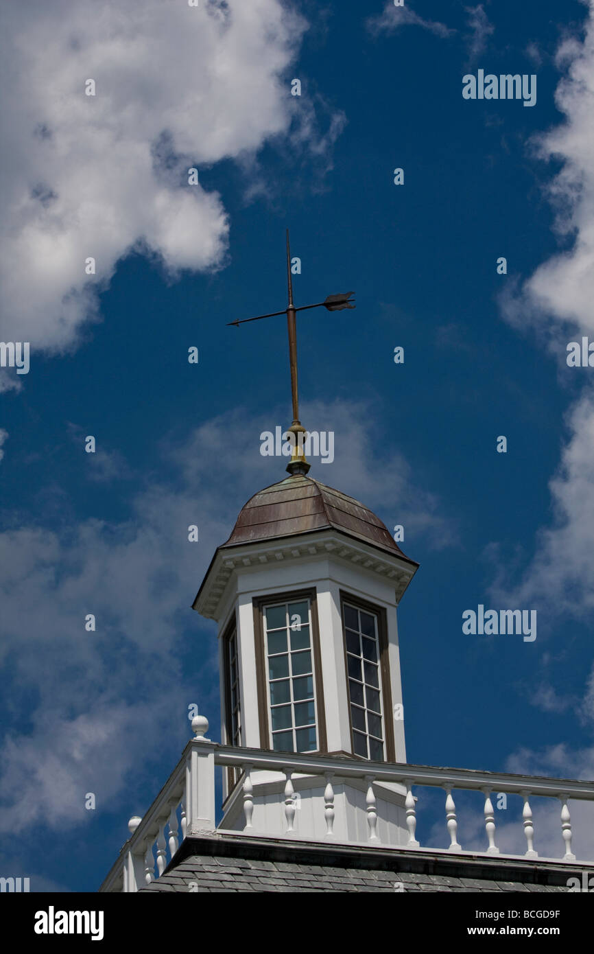 Historische Wetterfahne sitzt auf einem Wachturm, immer eingedenk der Gefährdungen, die sich nähern kann.  In der Luft oder am Boden. Stockfoto