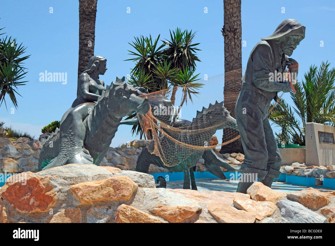 Statue von Fischer und Meerjungfrauen am Strand in Los Alcazares, Mar Menor,  Murcia, Costa Calida, Süd Osten Spaniens Stockfotografie - Alamy