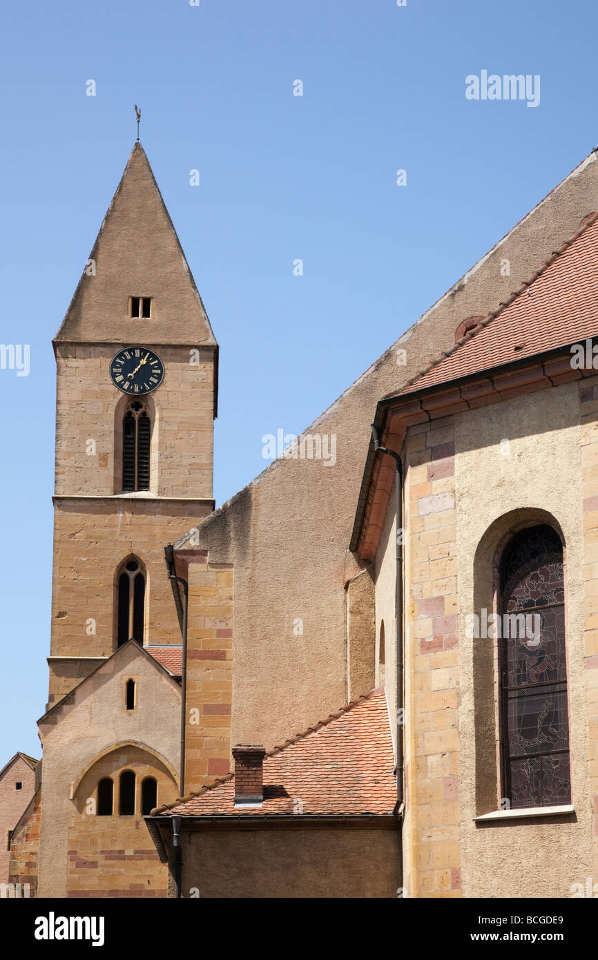 Glockenturm der Kirche mit Uhr in Eguisheim Elsass Frankreich. Stockfoto