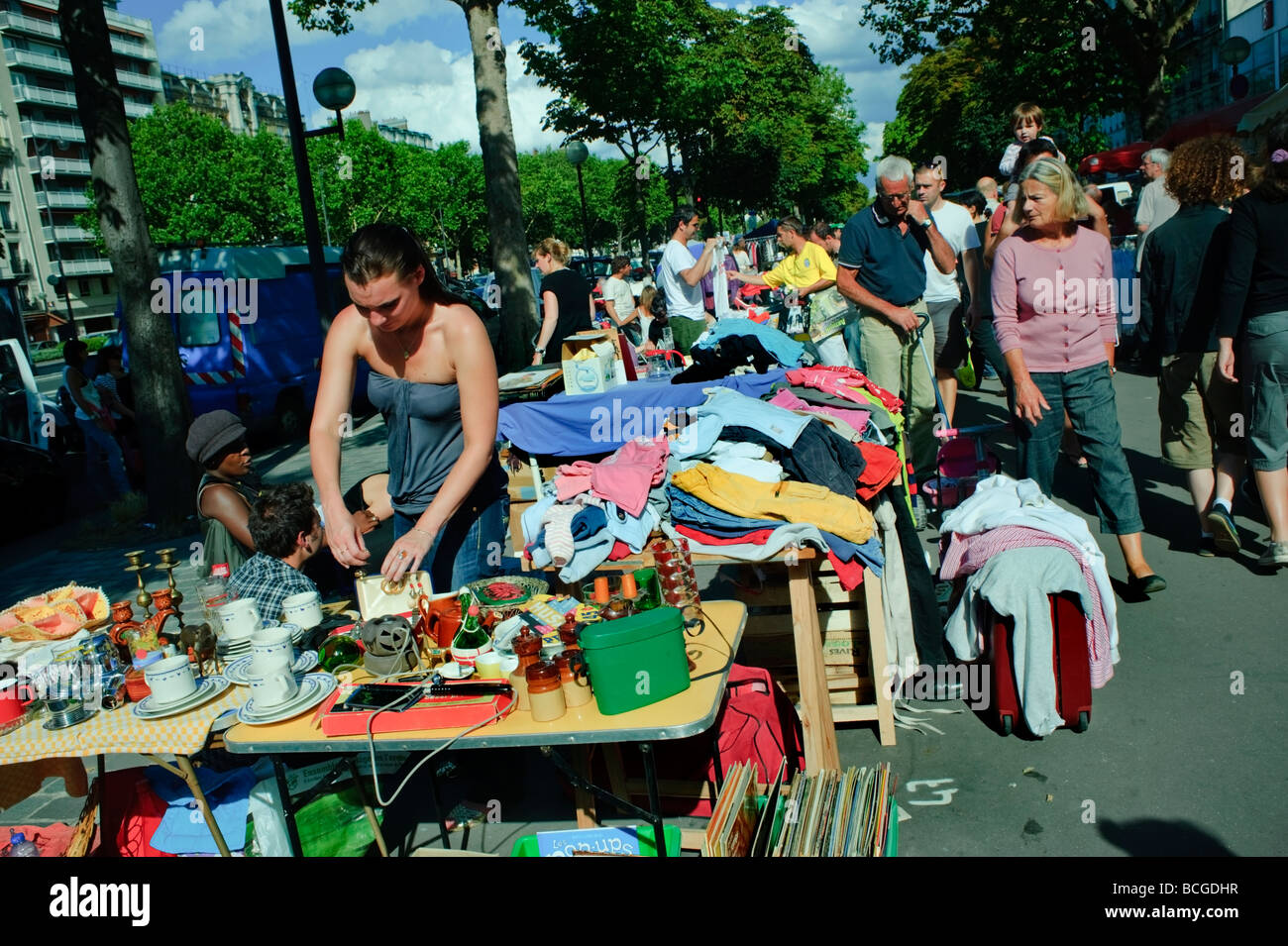 Paris Frankreich, Crowd People, Frauen Shopping, außerhalb der öffentlichen Garage Verkauf Flohmarkt, Brocante Vintage auf der Straße Stockfoto