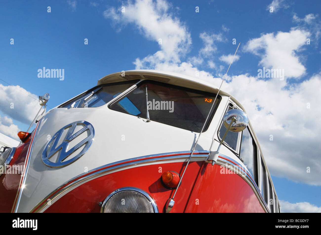 Klassische VW Samba-Bus gegen blauen Himmel Stockfoto