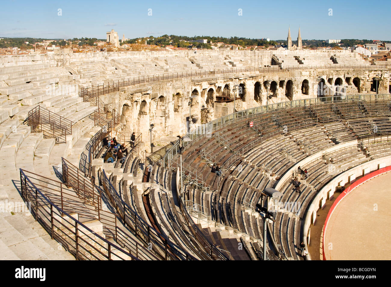 Innere des Les Arènes de Nîmes, ein römisches Amphitheater in der Stadt Nimes in Südfrankreich.  Jetzt für Stierkämpfe genutzt. Stockfoto