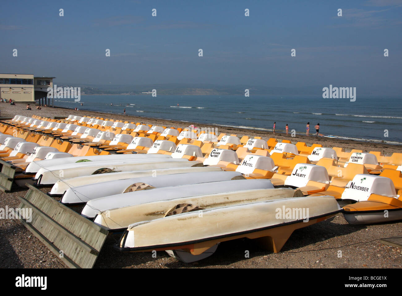 Tretboote für Verleih, Weymouth, Dorset, Großbritannien Stockfoto