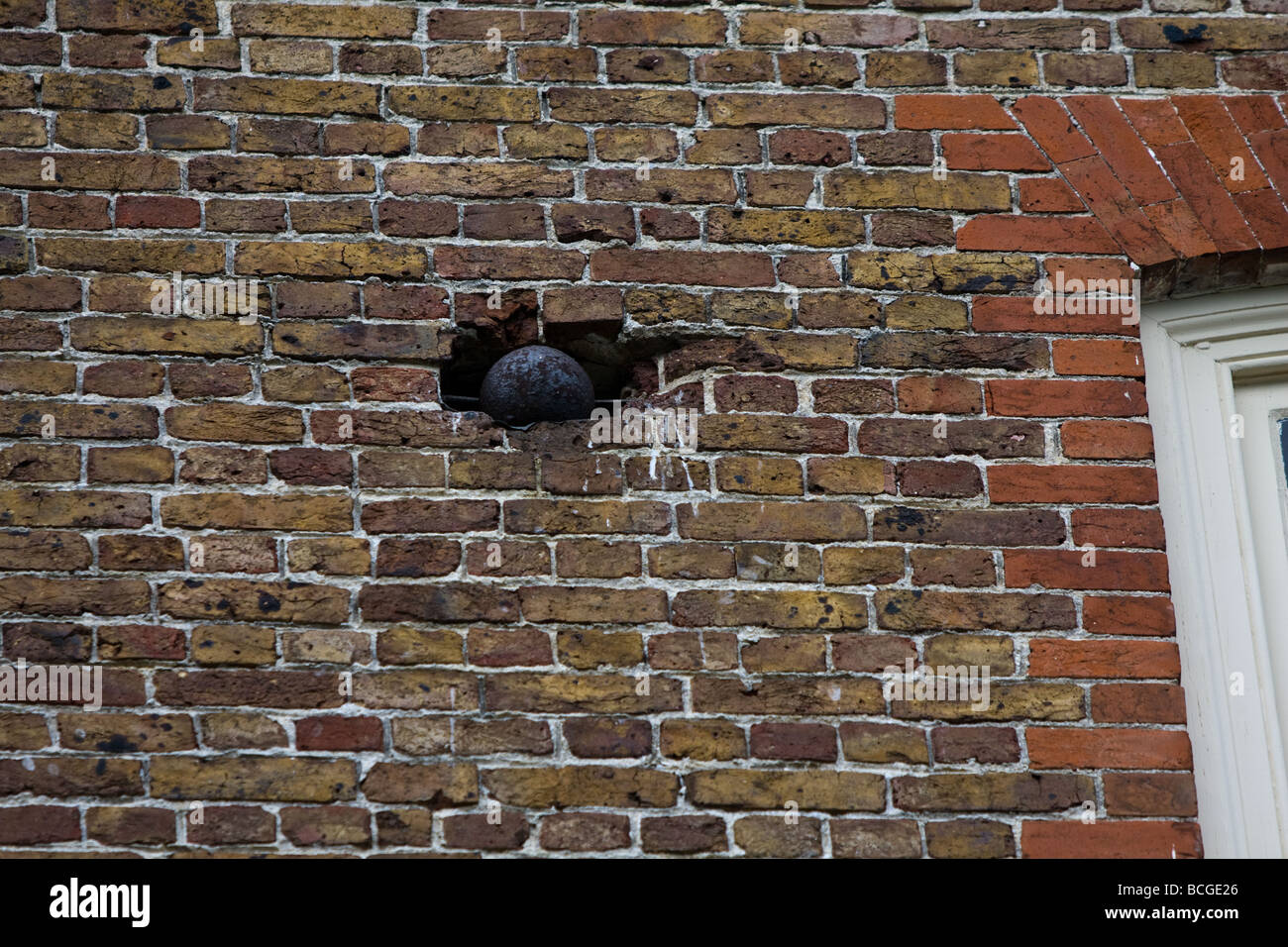 Kanonenkugel aufgespießt in einer Mauer erinnert uns alle Geschichte - gute und schlechte.  Lasst uns nicht wiederholen. Stockfoto
