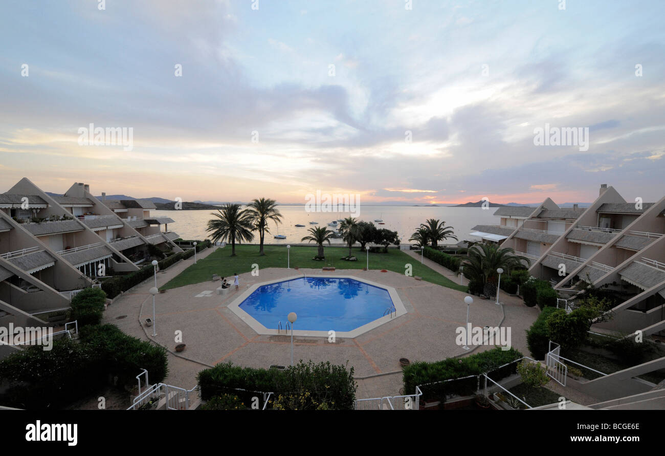 Blick vom Luxus Ferienwohnungen auf den Sonnenuntergang über dem Mar Menor (Binnenmeer) in der Region Murcia, Spanien Stockfoto