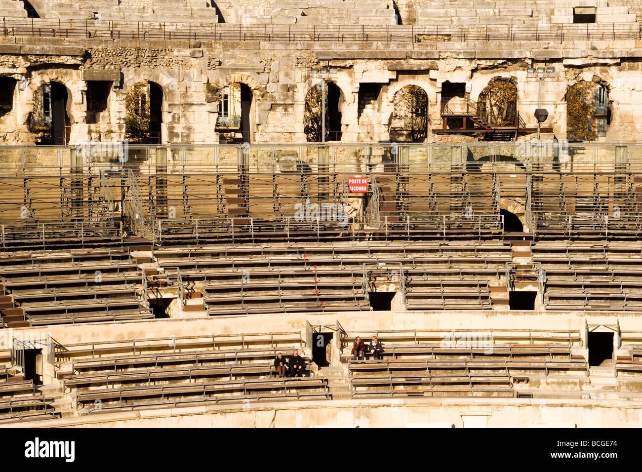 Innenraum Detail Les Arènes de Nîmes, ein römisches Amphitheater in der Stadt Nimes in Südfrankreich.  Jetzt für Stierkämpfe genutzt. Stockfoto