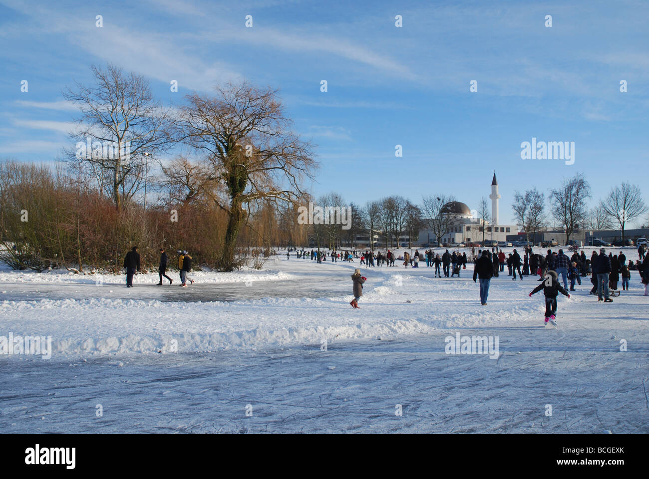 Eislaufen auf dem entfernten Teich in Roermond Limburg Niederlande  Stockfotografie - Alamy