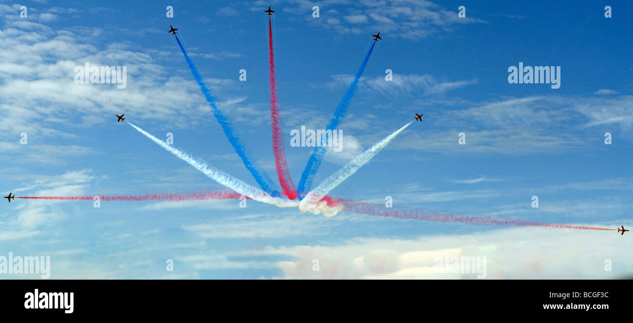 Die Kunstflugstaffel der Royal Air Force (rote Pfeile) führen am Goodwood, Sussex, England. Stockfoto