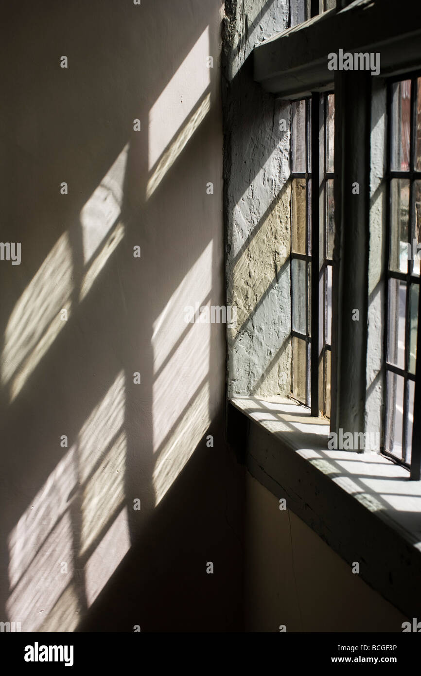 Sonnenlicht fällt durch ein Tudor Fenster Bleiglas-Fenster in der Mitte "aus dem Hut", Tewkesbury Stockfoto