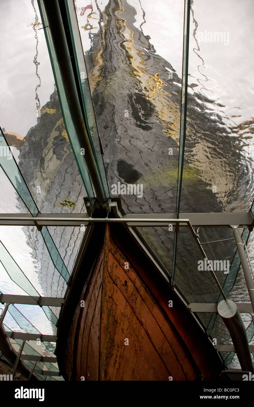 Der Bug der SS Great Britain unter der falschen Wasserlinie des Daches museum Stockfoto