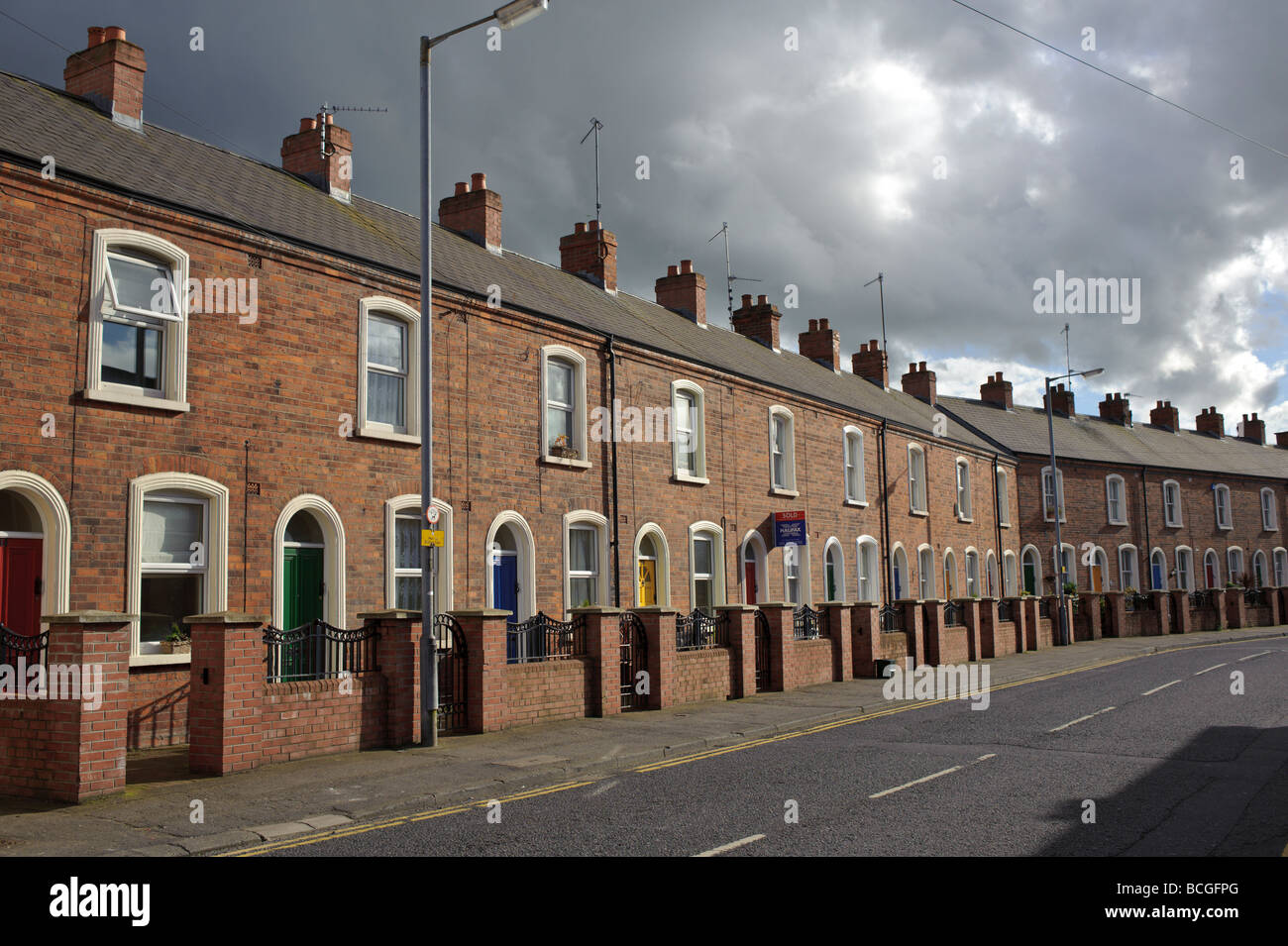 Reihenhäuser in Belfast an einem trüben Nachmittag Stockfoto