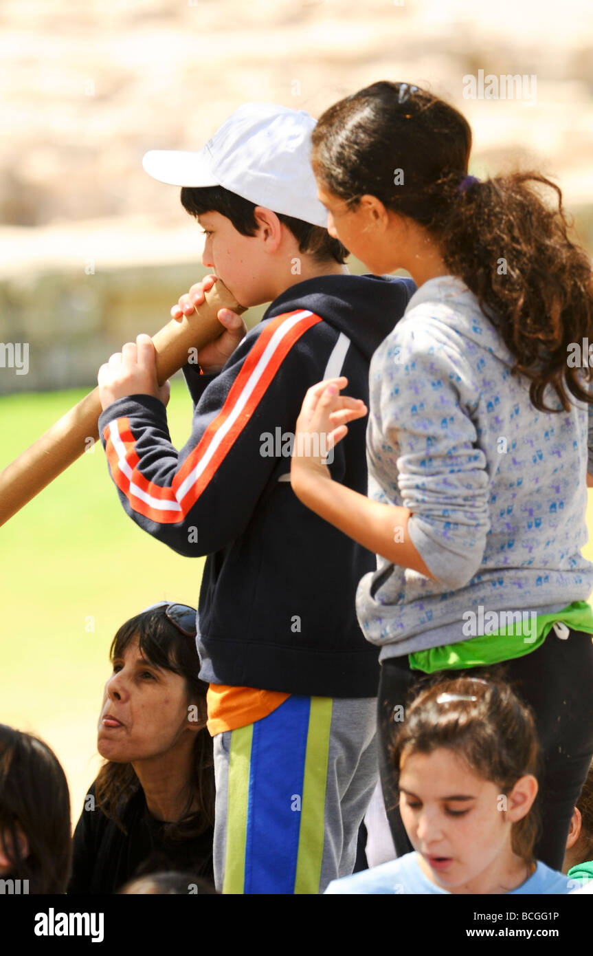 Israel Caesarea ein Kind bläst in ein Didjeridu Aboriginal Musikinstrument Stockfoto