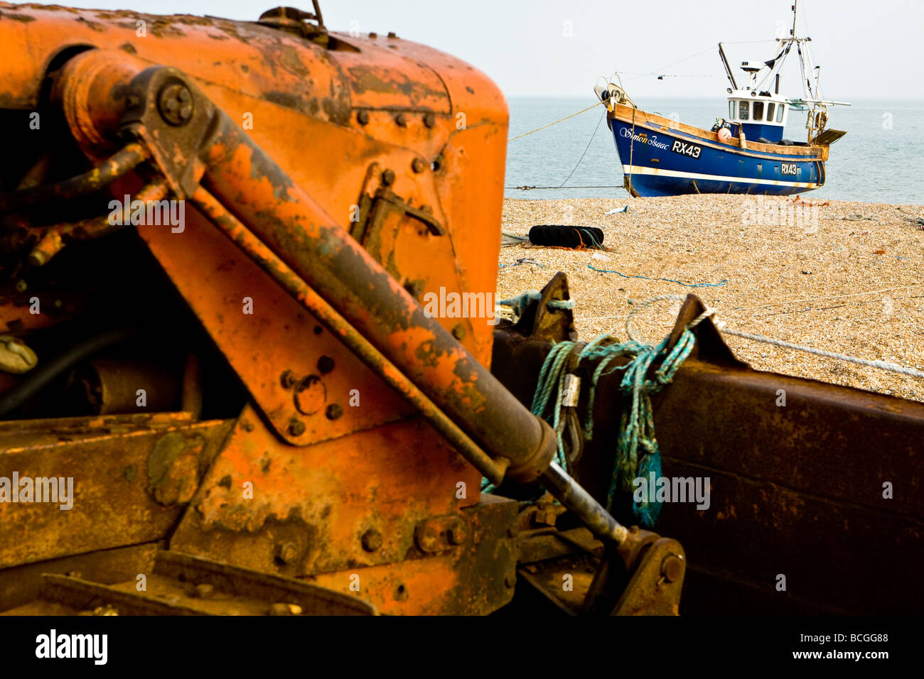 Bulldozer und Fischerboot am Strand von Dungeness Stockfoto