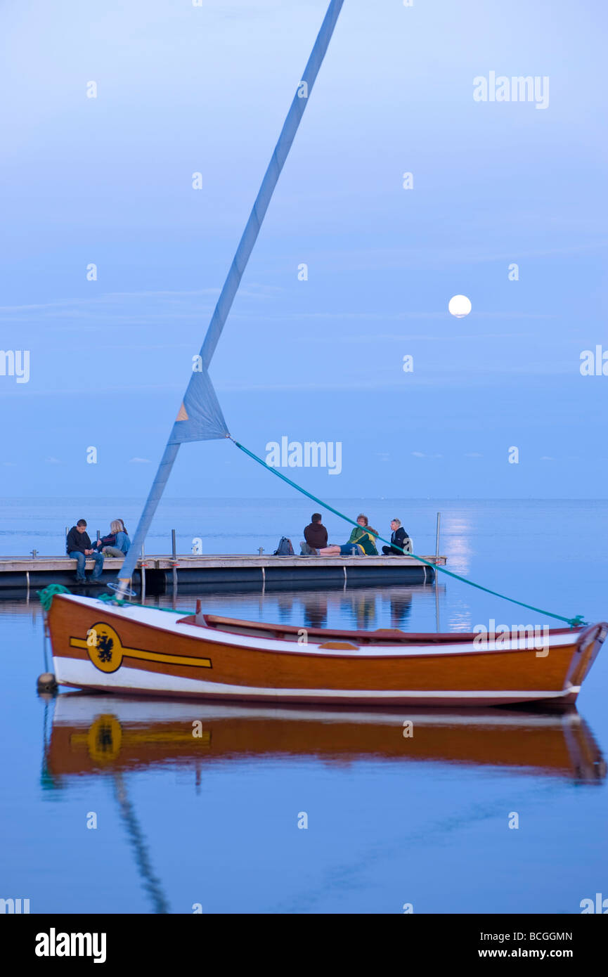 Menschen entspannen Sie sich auf hölzerne Pier mit Blick auf Bucht von Puck am frühen Abend Hel Halbinsel Ostsee Polen Stockfoto